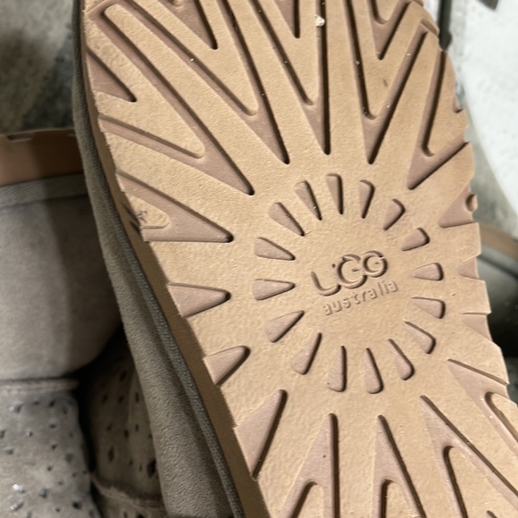 *RARE* UGG Cutout Short Boots - Picture 15 of 15